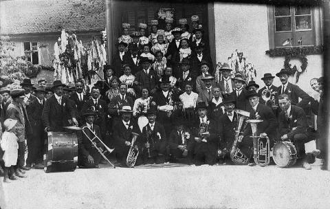 TKO Chronik - 1925: Fotoaufnahme anlässlich der Mitwirkung bei der 100-Jahrfeier der Stadtkapelle Wolfach